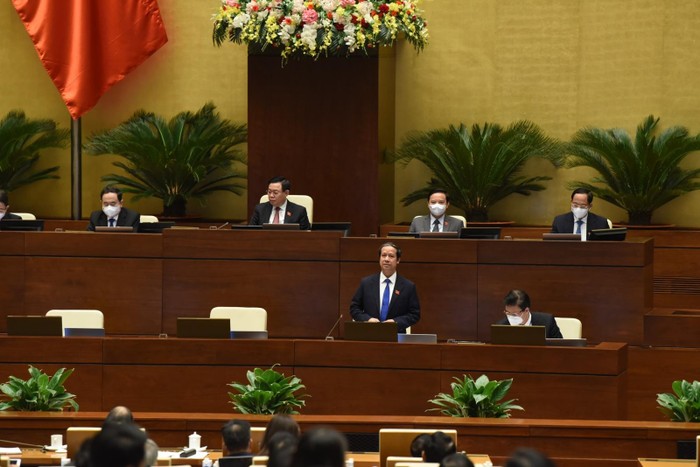 Bộ trưởng Nguyễn Kim Sơn phát biểu tại diễn đàn Quốc hội. Ảnh: Quang Khánh