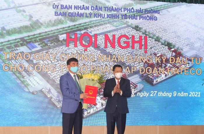 Ông Lê Trung Kiên, Trưởng Ban Quản lý Khu Kinh tế Hải Phòng trao Giấy chứng nhận cho nhà đầu tư (ảnh: haiphong.gov.vn)