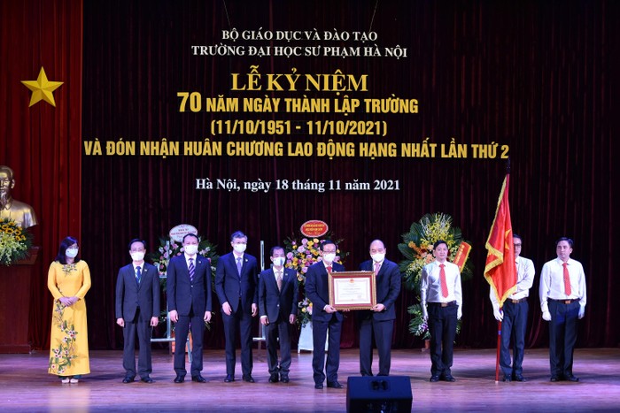Trong không khí kỷ niệm 39 năm Ngày Nhà giáo Việt Nam, Trường Đại học Sư phạm Hà Nội vinh dự đón nhận Huân chương Lao động hạng Nhất do Chủ tịch nước Nguyễn Xuân Phúc trao tặng.