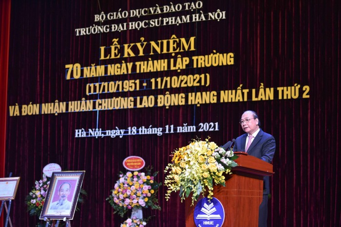 Chủ tịch nước Nguyễn Xuân Phúc đã dự Lễ kỷ niệm 70 năm thành lập Đại học Sư phạm Hà Nội (11/10/1951 - 11/10/2021) và đón nhận Huân chương Lao động hạng Nhất lần thứ 2 vào ngày 18/11 (ảnh: Thế Đại)