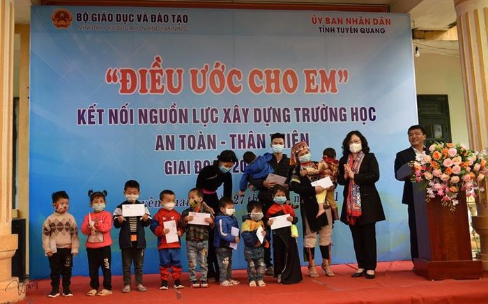 Thứ trưởng Ngô Thị Minh trao quà cho học sinh khó khăn của huyện Hàm Yên, tỉnh Tuyên Quang (ảnh: Bộ Giáo dục và Đào tạo)