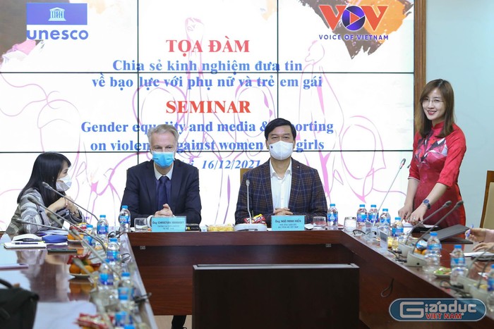 Ngày 16/12, Đài Tiếng nói Việt Nam (VOV) phối hợp với UNESCO tổ chức Tọa đàm “Chia sẻ kinh nghiệm đưa tin về bạo lực đối với phụ nữ và trẻ em gái” (ảnh: Ngọc Ánh)