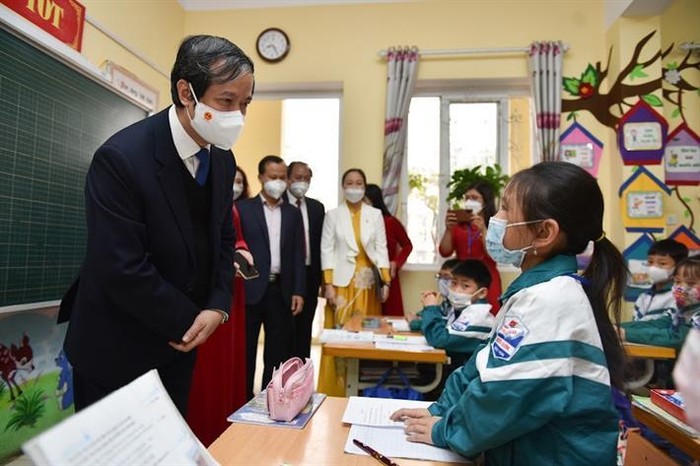 Bộ trưởng Nguyễn Kim Sơn trò chuyện với học sinh Trường Tiểu học Bích Sơn (ảnh: Bộ Giáo dục và Đào tạo)