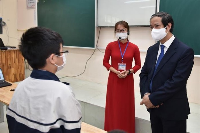 Bộ trưởng Nguyễn Kim Sơn trò chuyện với học sinh Trường Trung học cơ sở Thân Nhân Trung (ảnh: Bộ Giáo dục và Đào tạo)