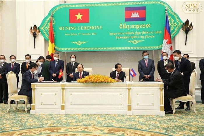 Thứ trưởng Nguyễn Văn Phúc và Bộ trưởng Hang Chuon Naron đã ký kết Thỏa thuận hợp tác về giáo dục giai đoạn 2021-2021 (ảnh: Bộ Giáo dục và Đào tạo)