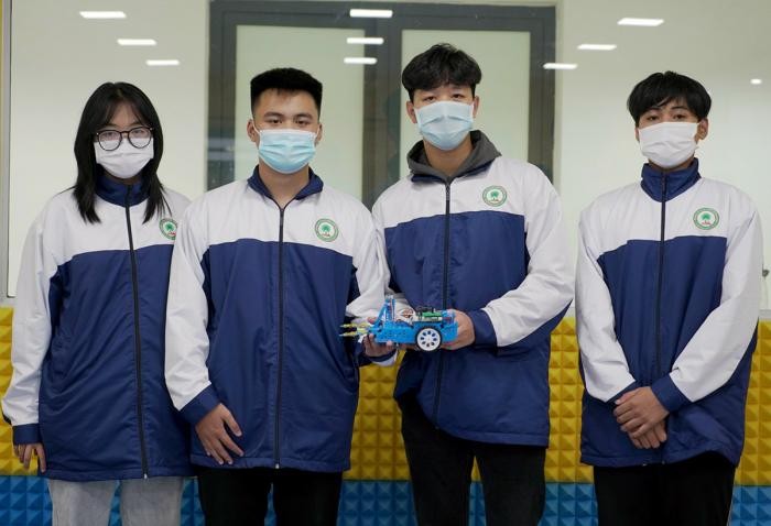 Các thành viên đội thi Robotics của Trường Trung học phổ thông chất lượng cao Văn Lang.