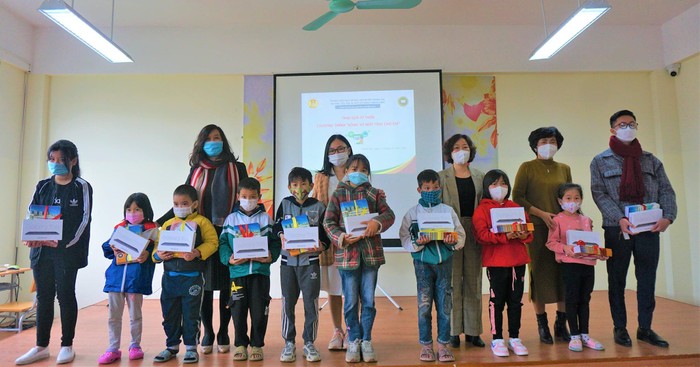 Ban giám hiệu Trường Tiểu học và Trung học cơ sở Victoria Thăng Long trao quà cho 10 học sinh có hoàn cảnh đặc biệt khó khăn trên địa bàn huyện Thanh Oai, Hà Nội