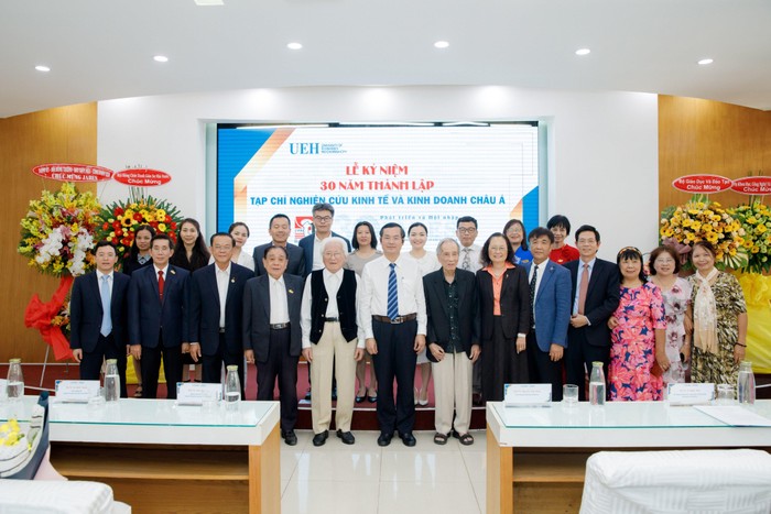 Thứ trưởng Bộ Giáo dục và Đào tạo Nguyễn Văn Phúc (áo trắng, hàng đầu tiên) đã tới dự và chúc mừng Ban biên tậpTạp chí JABES trong lễ kỉ niệm 30 năm ngày thành lập (ảnh: NTCC)