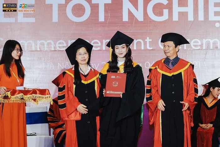 Giang tốt nghiệp đại học FPT với danh hiệu Thủ khoa xuất sắc.