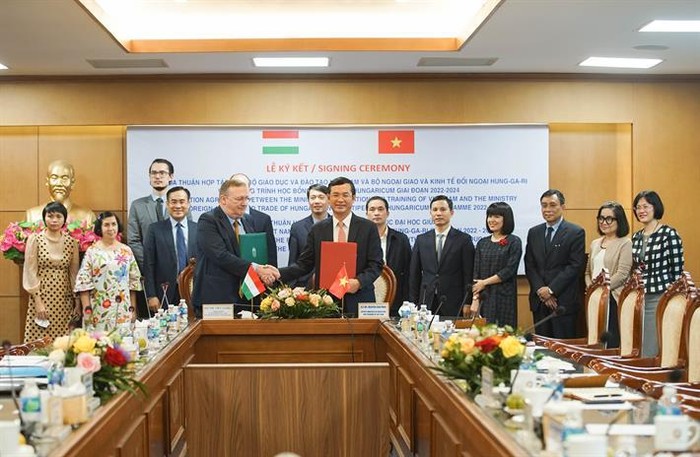 Thứ trưởng Nguyễn Văn Phúc và Đại sứ Hungary tại Việt Nam ký kết thỏa thuận hợp tác (ảnh: nguồn Bộ Giáo dục và Đào tạo)