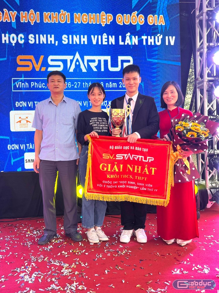 Em Bùi Xuân Minh (đứng thứ 2 từ phải sang ) và gia đình của mình tại lễ chung kết cuộc thi Ý tưởng khởi nghiệp. Ảnh: Nhân vật cung cấp