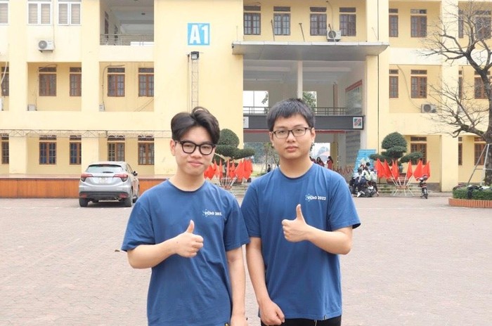 Em Phan Xuân Hành - học sinh lớp 12 chuyên Hóa, trường chuyên Hà Tĩnh đạt giải Nhất môn Hóa trong kỳ thi chọn học sinh giỏi Quốc gia năm học 2021-2022 (bên trái). Ảnh: NVCC
