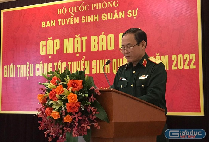 Thiếu tướng, Tiến sĩ Nguyễn Văn Oanh, Cục trưởng Cục Nhà trường, Phó Trưởng ban tuyển sinh quân sự Bộ Quốc phòng phát biểu tại buổi gặp mặt báo chí. Ảnh: Trần Lý