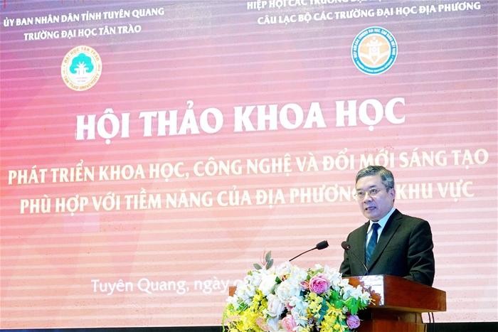 Phó giáo sư Nguyễn Bá Đức – Bí thư Đảng ủy, Hiệu trưởng Trường Đại học Tân Trào phát biểu khai mạc hội thảo