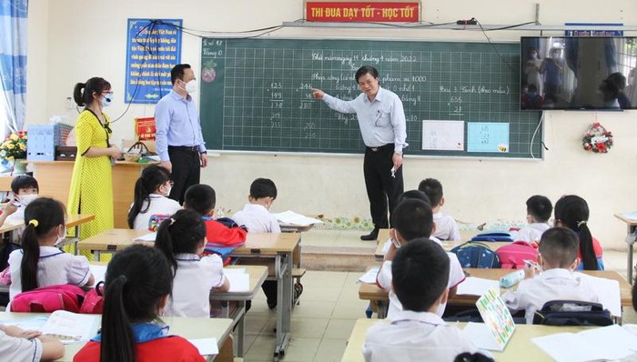Thứ trưởng Bộ Giáo dục và Đào tạo Nguyễn Hữu Độ trò chuyện với học sinh Trường Tiểu học Tiền Phong A (huyện Mê Linh).