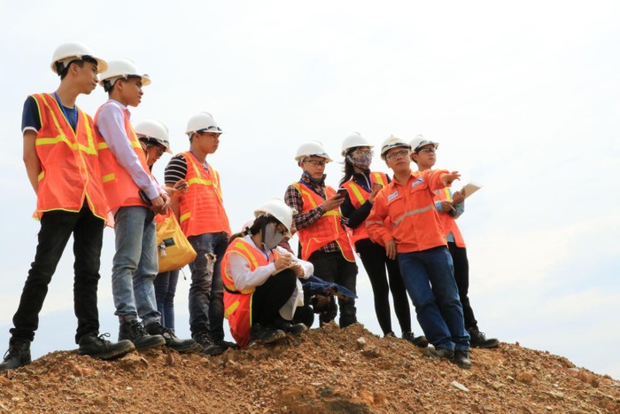 Sinh viên trường Đại học Mỏ - Địa chất thăm quan, học tập tại Mỏ Núi Pháo (ảnh: NTCC)