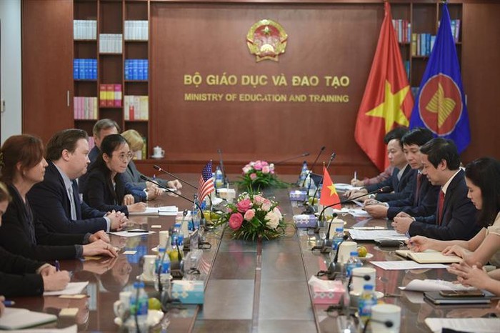 Bộ trưởng Nguyễn Kim Sơn tiếp Đại sứ Hoa Kỳ tại Việt Nam Marc Knapper (ảnh: Bộ Giáo dục và Đào tạo)
