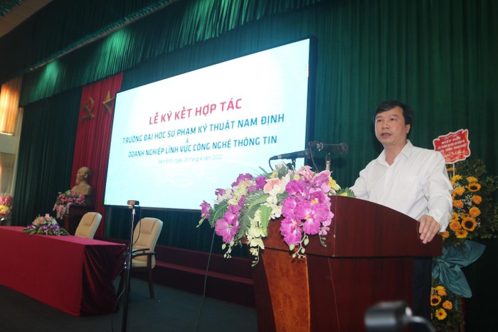 Tiến sĩ Đặng Quyết Thắng – Hiệu trưởng trường Đại học Sư phạm Kỹ thuật Nam Định phát biểu tại buổi lễ (ảnh: NTCC)