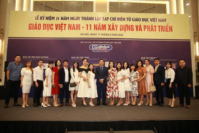 Đội ngũ cán bộ lãnh đạo, phóng viên, biên tập viên của Tạp chí điện tử Giáo dục Việt Nam.