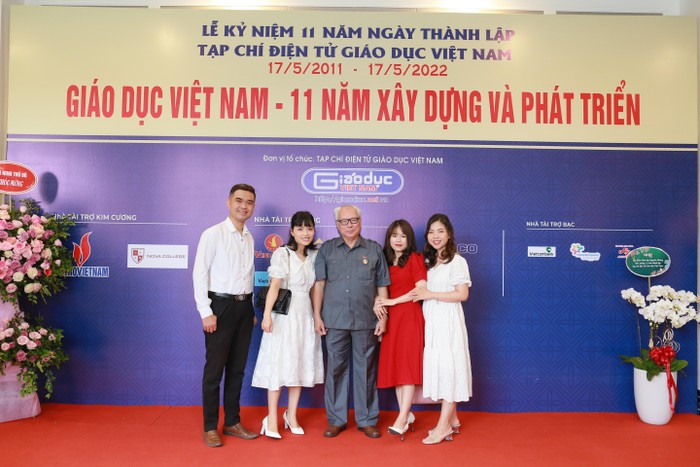 Tiến sĩ Lê Viết Khuyến (ở giữa), Phó Chủ tịch Hiệp hội Các trường đại học, cao đẳng Việt Nam tới dự và chụp ảnh cùng cán bộ, phóng viên, biên tập viên của Tạp chí điện tử Giáo dục Việt Nam