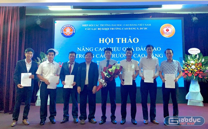 Phó Giáo sư Trần Xuân Nhĩ trao Quyết định công nhận Ban Chủ nhiệm Câu lạc bộ nhiệm kỳ 2022 - 2025 (ảnh: Ngọc Ánh)