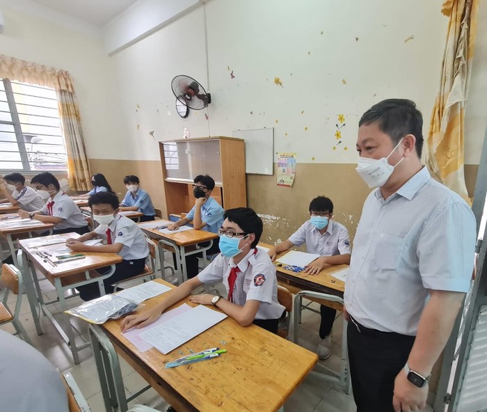 Ông Dương Anh Đức kiểm tra một phòng thi tuyển sinh 10 ở điểm trường Bàn Cờ (ảnh: P.L)