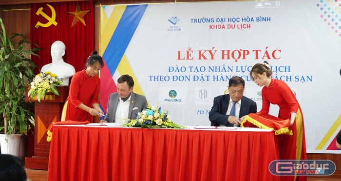 Trường Đại học Hòa Bình ký kết hợp tác với Quần thể du lịch Quốc tế Ariyana Tourism Complex Đà Nẵng