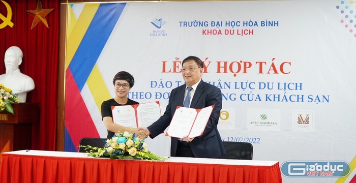 Trường Đại học Hòa Bình ký kết hợp tác với Công ty cổ phần thương mại dịch vụ Cổng Vàng (Golden gate)