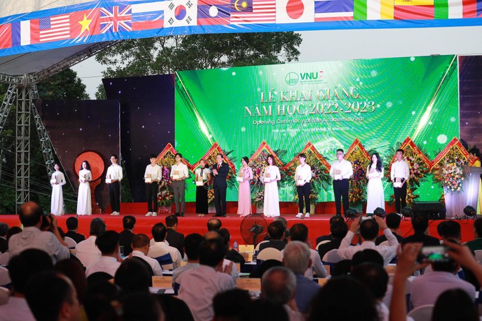 Trong khuôn khổ Lễ khai giảng, Phó Chủ tịch thường trực Quốc hội Trần Thanh Mẫn đã trao phần thưởng cho 12 sinh viên khóa QH.2022 là Thủ khoa đầu vào của 12 đơn vị đào tạo (ảnh: VNU)