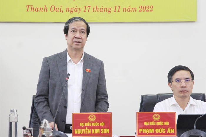 Bộ trưởng Nguyễn Kim Sơn phát biểu tại buổi tiếp xúc cử tri Hà Nội.