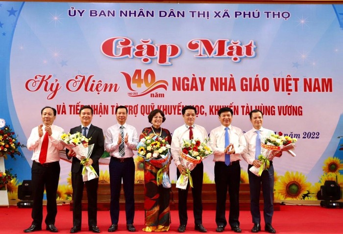 Thường trực Thị ủy tặng hoa cảm ơn các tập thể, cá nhân thường xuyên quan tâm tới sự nghiệp giáo dục của thị xã Phú Thọ