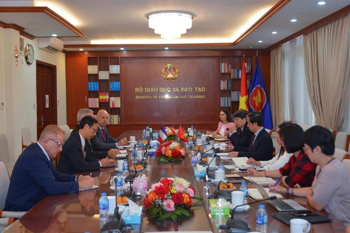 Bộ trưởng Nguyễn Kim Sơn tiếp Đại sứ Pháp tại Bộ Giáo dục và Đào tạo (ảnh: Bộ Giáo dục và Đào tạo)
