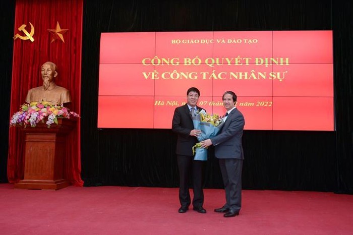 Bộ trưởng Nguyễn Kim Sơn trao Quyết định và tặng hoa chúc mừng tân Cục trưởng Cục Quản lý chất lượng Huỳnh Văn Chương (ảnh: moet.gov.vn)