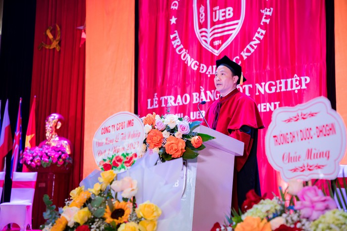 Phó giáo sư, Tiến sĩ Lê Trung Thành - Hiệu trưởng phát biểu tại Lễ trao bằng tốt nghiệp