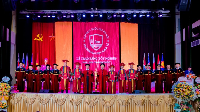 Lễ trao bằng tốt nghiệp đợt 1 năm 2023 được Trường Đại học Kinh tế tổ chức trang trọng tại Hội trường Nguyễn Văn Đạo – Đại học Quốc gia Hà Nội