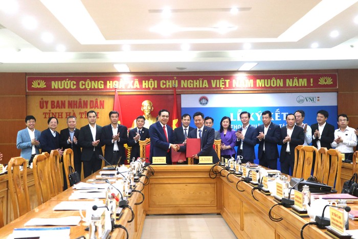 Lãnh đạo Đại học Quốc gia Hà Nội đã có buổi làm việc với tỉnh Hà Tĩnh và ký kết thỏa thuận hợp tác toàn diện giai đoạn 2023 -2027 trong các lĩnh vực giáo dục, khoa học công nghệ và tư vấn triển khai (ảnh: VNU)