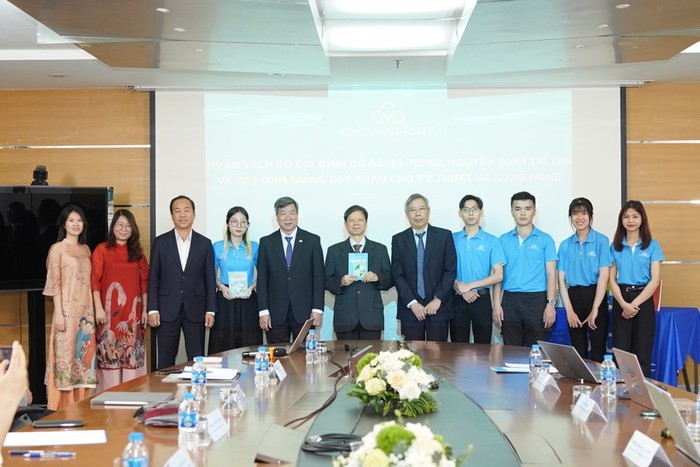 Trường Đại học CMC tiếp nhận bộ sách Toán cao cấp cho các trường ĐH kỹ thuật, công nghệ do gia đình cố GS.TS.NGND Nguyễn Đình Trí trao tặng.