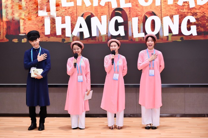 Đội Hoàng thành Thăng Long trình bày tại vòng chung kết
