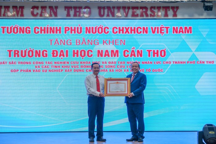 Ông Nguyễn Thành Đông, Phó Chủ tịch Hội đồng nhân dân Thành phố Cần Thơ trao Bằng khen của Thủ tướng Chính phủ cho đại diện tập thể Trường Đại học Nam Cần Thơ tại buổi lễ.