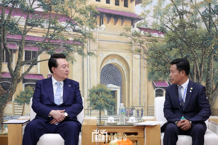 Tổng thống Hàn Quốc Yoon Suk Yeol trao đổi với Giám đốc ĐHQGHN Lê Quân. Tổng thống Hàn Quốc bày tỏ niềm tin Hòa Lạc sẽ là đô thị đại học lớn nhất và năng động trong thời gian gần (nguồn ảnh: nguồn https://www.president.go.kr)