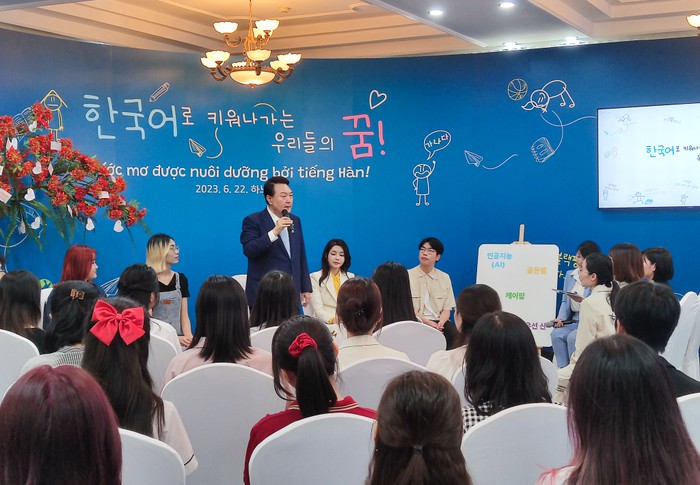Tổng thống Hàn Quốc Yoon Suk Yeol và Phu nhân giao lưu cùng các học sinh, sinh viên, học viên tiếng Hàn (ảnh: VNU)