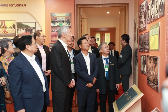 Thủ tướng Phạm Minh Chính, Thủ tướng Singapore Lý Hiển Long thăm phòng truyền thống Đại học Quốc gia Hà Nội