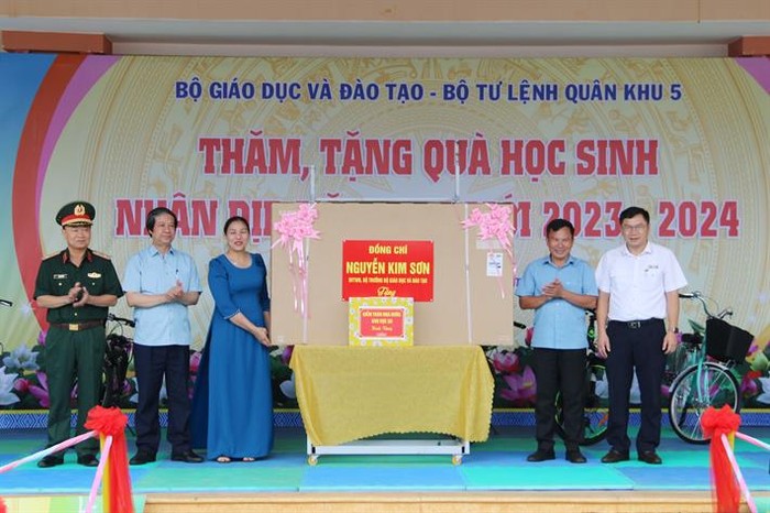 Bộ trưởng tặng quà cho Trường Trung học cơ sở Hoàng Văn Thụ, huyện Đắk Glong, tỉnh Đắk Nông (ảnh: Bộ Giáo dục và Đào tạo)
