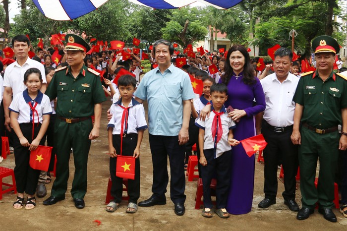 Bộ trưởng Nguyễn Kim Sơn đi thăm, động viên học sinh, giáo viên trước thềm năm học mới (ảnh: Bộ Giáo dục và Đào tạo)