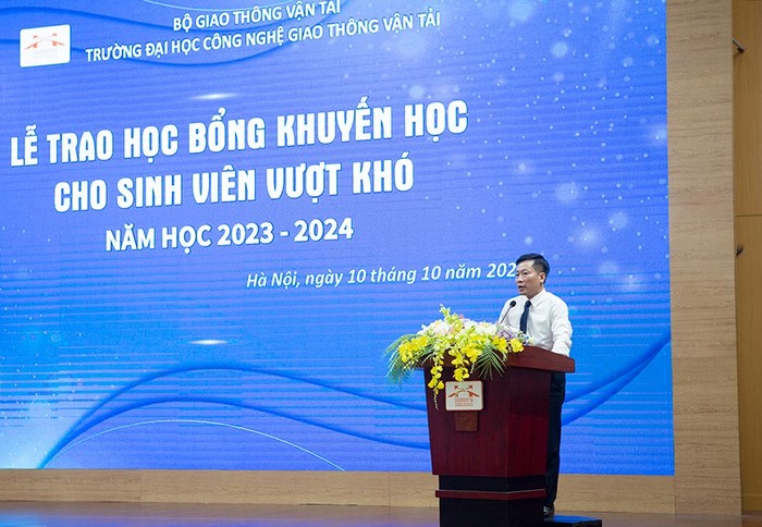 Hiệu trưởng Trường Đại học Công nghệ Giao thông Vận tải - Phó Giáo sư, Tiến sĩ Nguyễn Hoàng Long phát biểu tại buổi Lễ trao học bổng