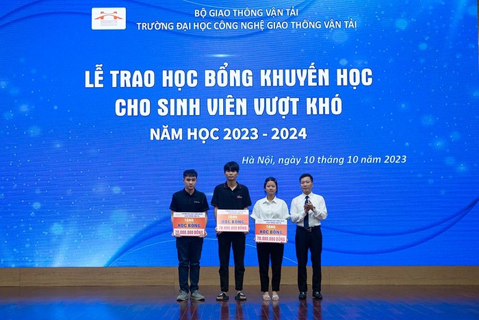 Phó Giáo sư, Tiến sĩ Nguyễn Hoàng Long - Hiệu trưởng Nhà trường trao học bổng cho 03 sinh viên có hoàn cảnh đặc biệt khó khăn