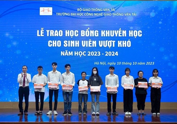 Tiến sĩ Nguyễn Văn Lâm- Phó Hiệu trưởng trao học bổng khuyến học cho các sinh viên có hoàn cảnh khó khăn