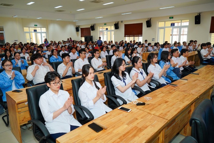 Giáo viên và học sinh xuất sắc đạt giải trong kỳ thi quốc gia tham dự lễ biểu dương của Thành phố Hải Phòng năm học 2022-2023 (ảnh minh họa: Phạm Linh)
