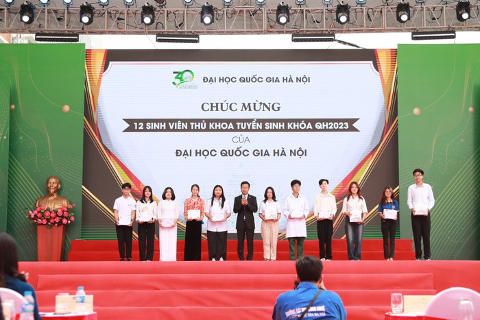 Tại lễ khai giảng, lãnh đạo Đại học Quốc gia Hà Nội đã trao thưởng cho 12 thủ khoa tuyển sinh của 12 đơn vị đào tạo