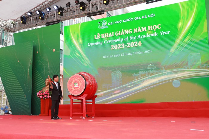 Giám đốc Đại học Quốc gia Hà Nội Lê Quân đánh trống khai giảng năm học mới 2023-2024